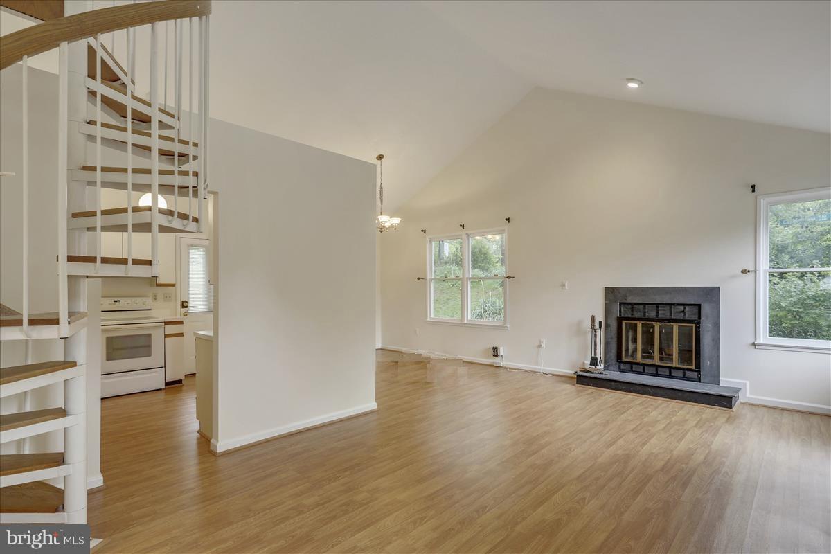 10046 Pratt Place Silver Spring, MD 20910 - Photo 3 of 28 Living Room