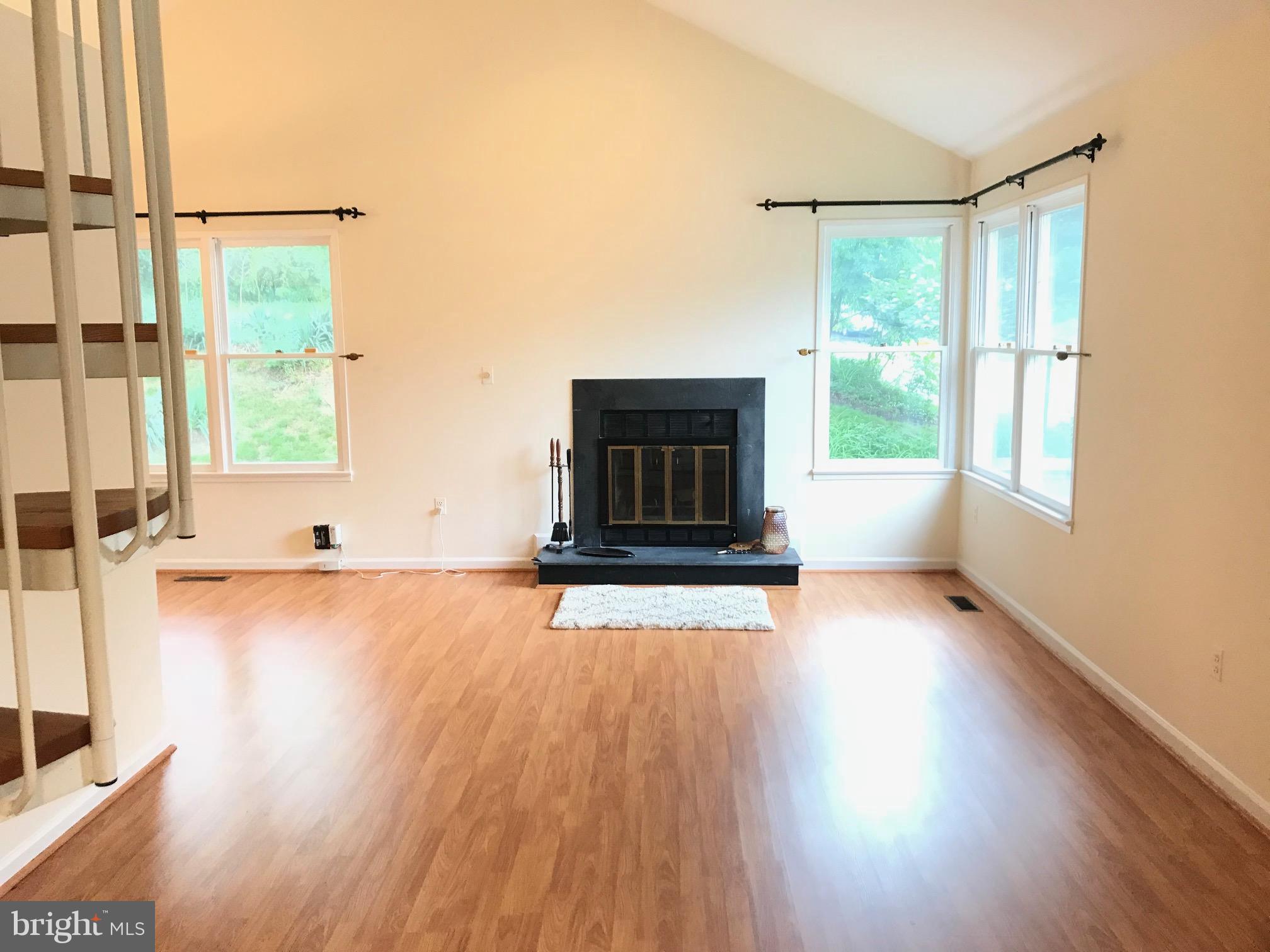 10046 Pratt Place Silver Spring, MD 20910 - Photo 4 of 28 Living Room