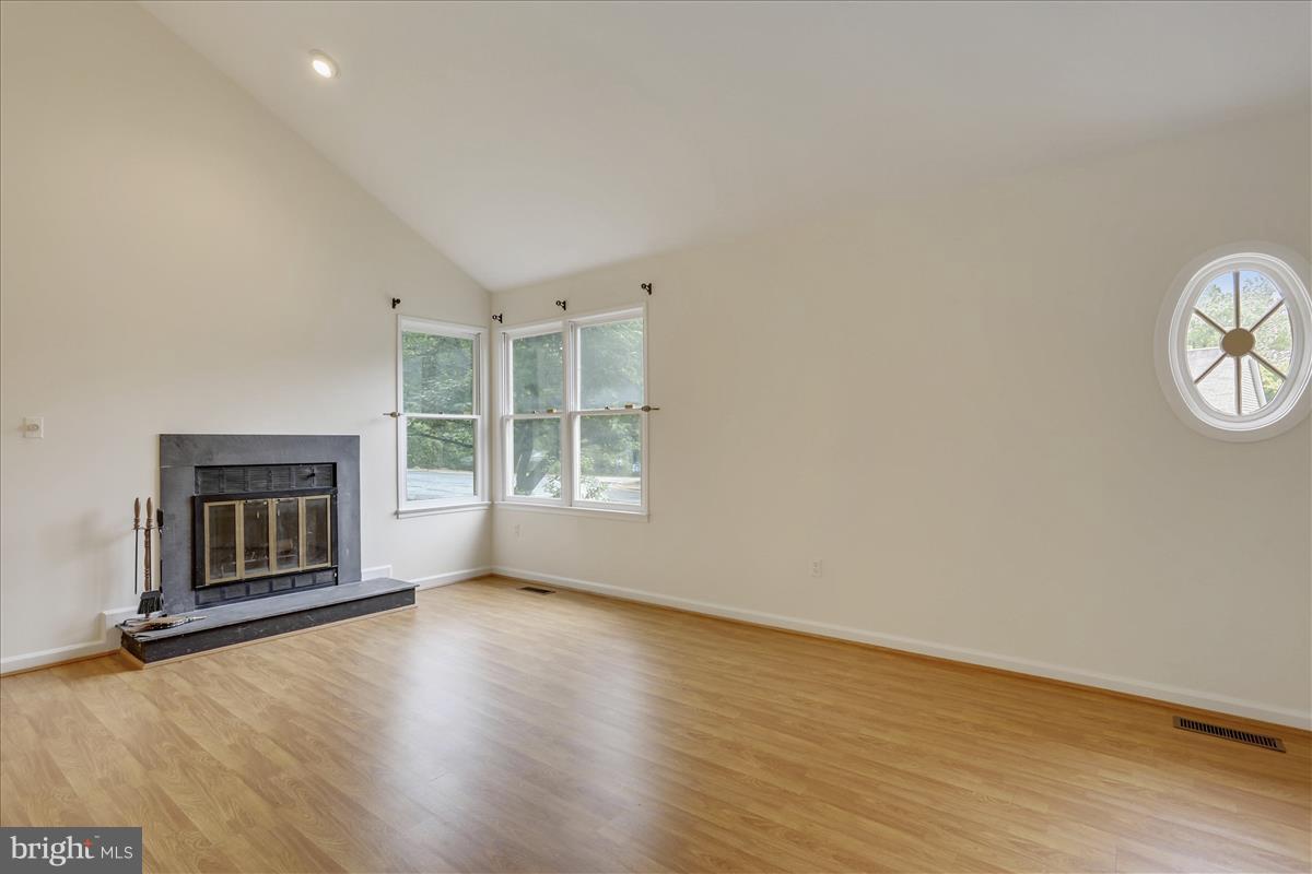 10046 Pratt Place Silver Spring, MD 20910 - Photo 6 of 28 Living Room