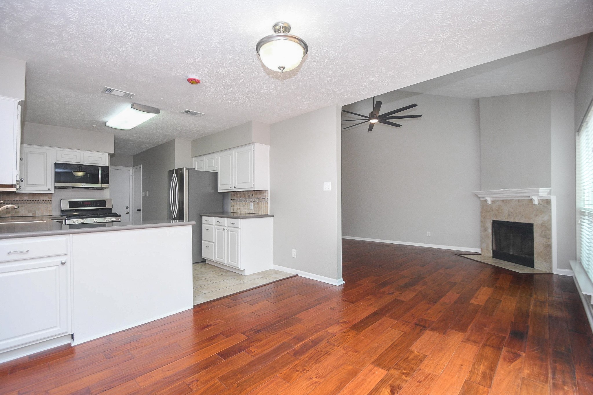 239 Malone Street, Unit B Houston, TX 77007 - Photo 9 of 35 Breakfast area opens up to the family room