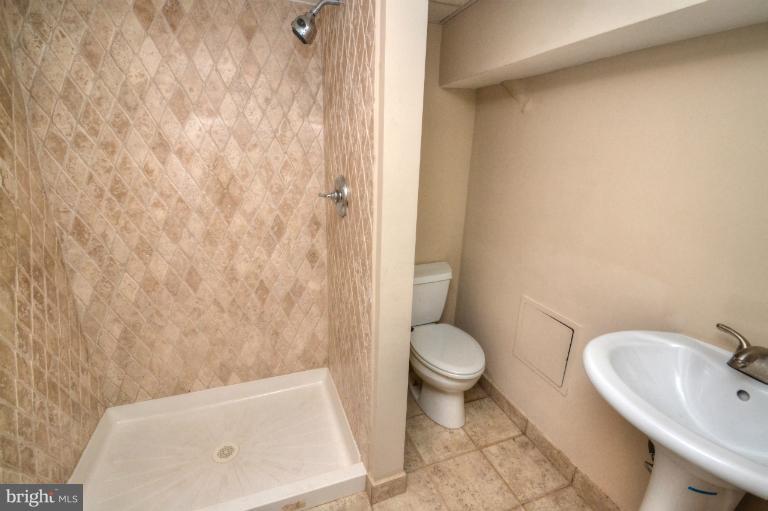 10015 Harford Road Baltimore, MD 21234 - Photo 17 of 30 Bath
