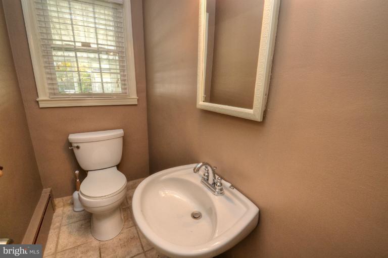 10015 Harford Road Baltimore, MD 21234 - Photo 9 of 30 Bath