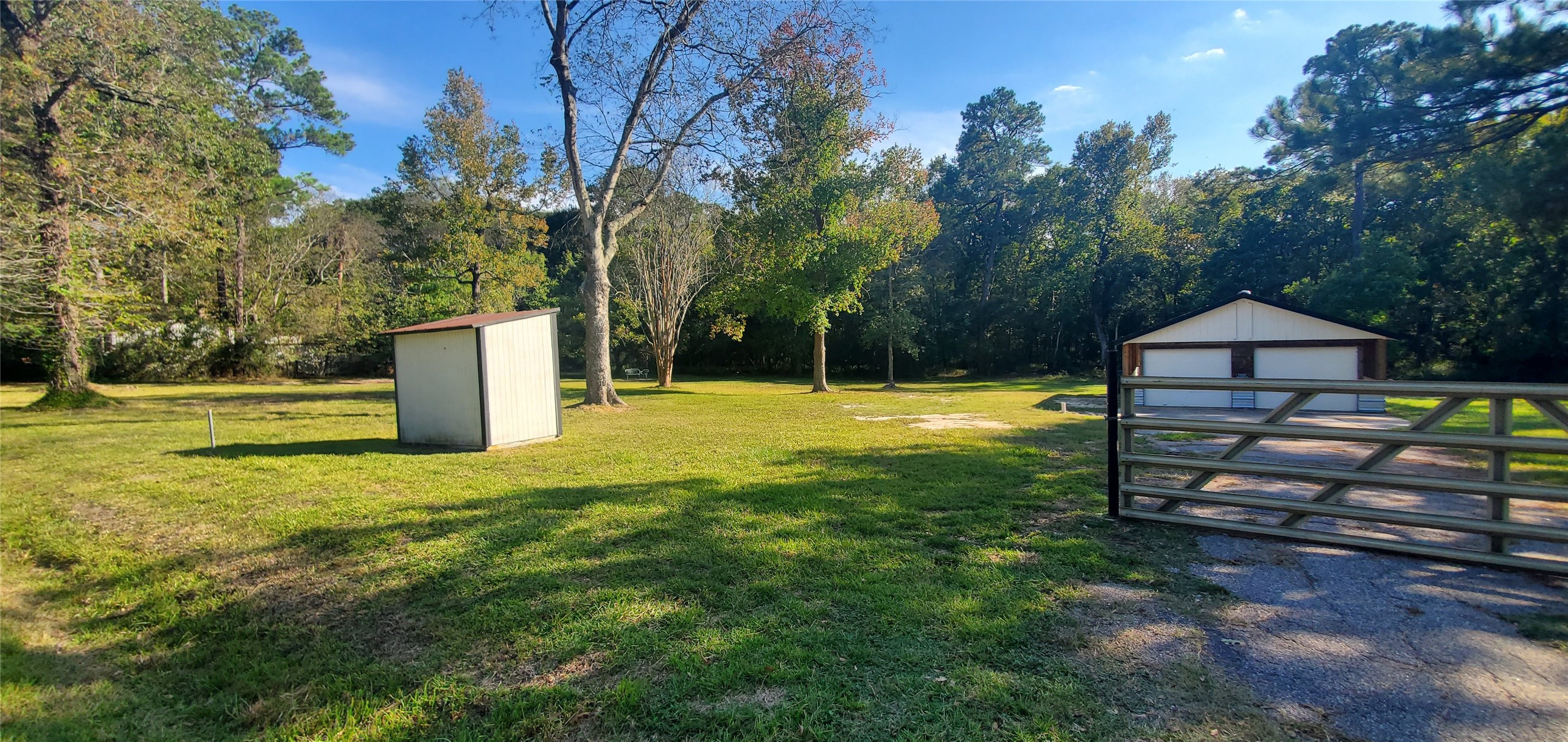 302 Waterfall Drive Huffman, TX 77336 - Photo 5 of 17 a swimming pool with wooden fence