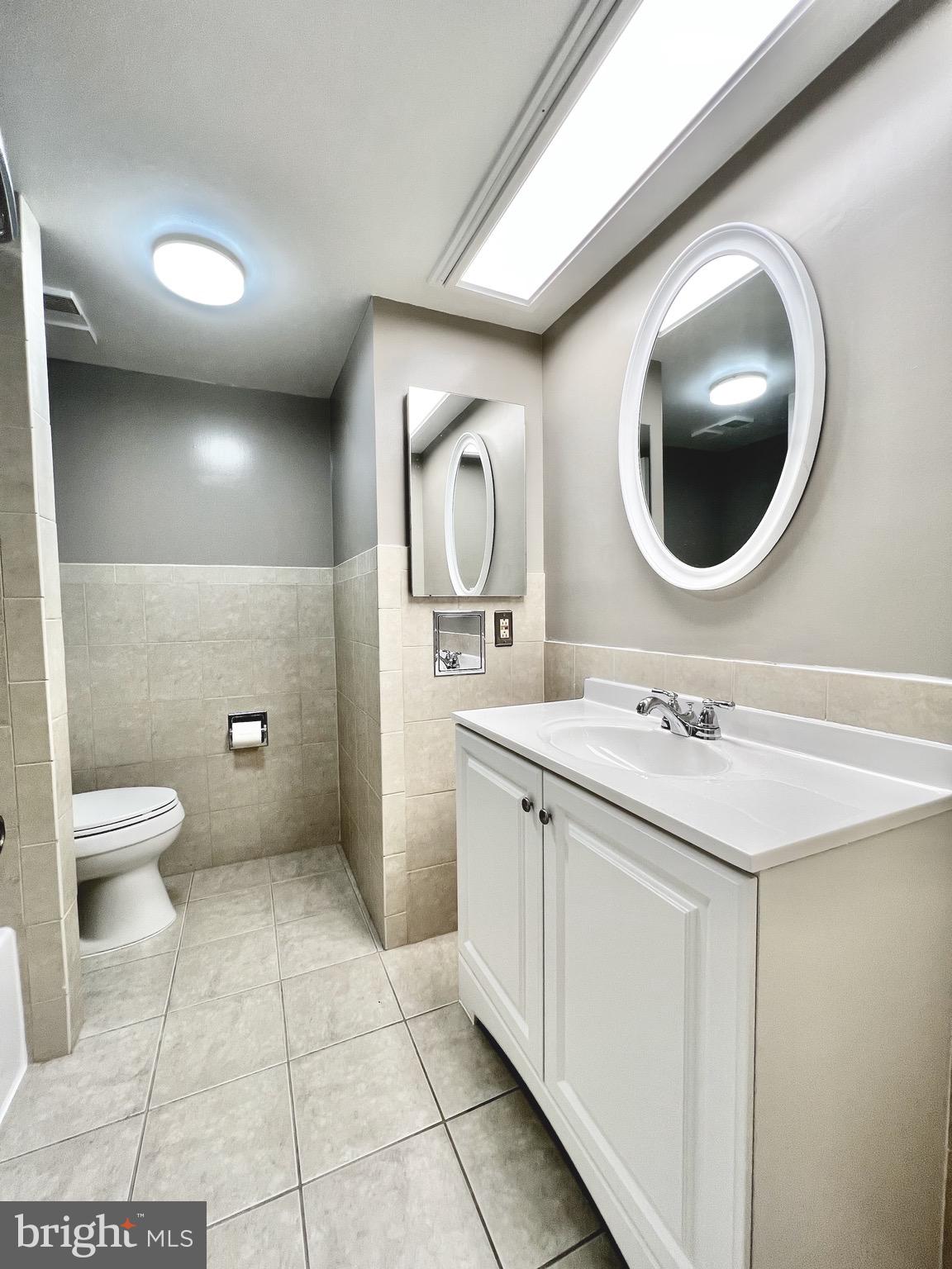 5501 Seminary Road, Unit 913S Falls Church, VA 22041 - Photo 14 of 28 a bathroom with a toilet sink and mirror