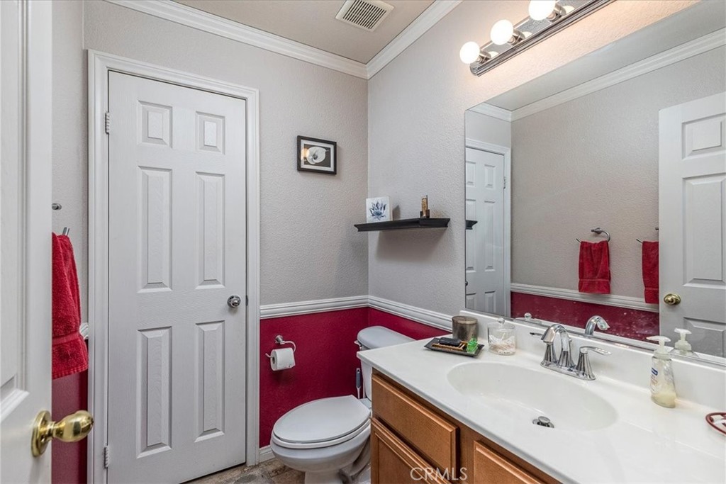 28984 Escalante Road Menifee, CA 92587 - Photo 13 of 40 Downstairs half bath and linen closet