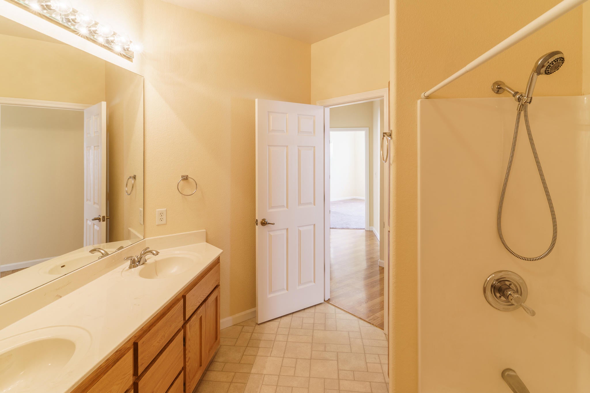 536 Ridgeway Circle Central Point, OR 97502 - Photo 22 of 31 Tub shower