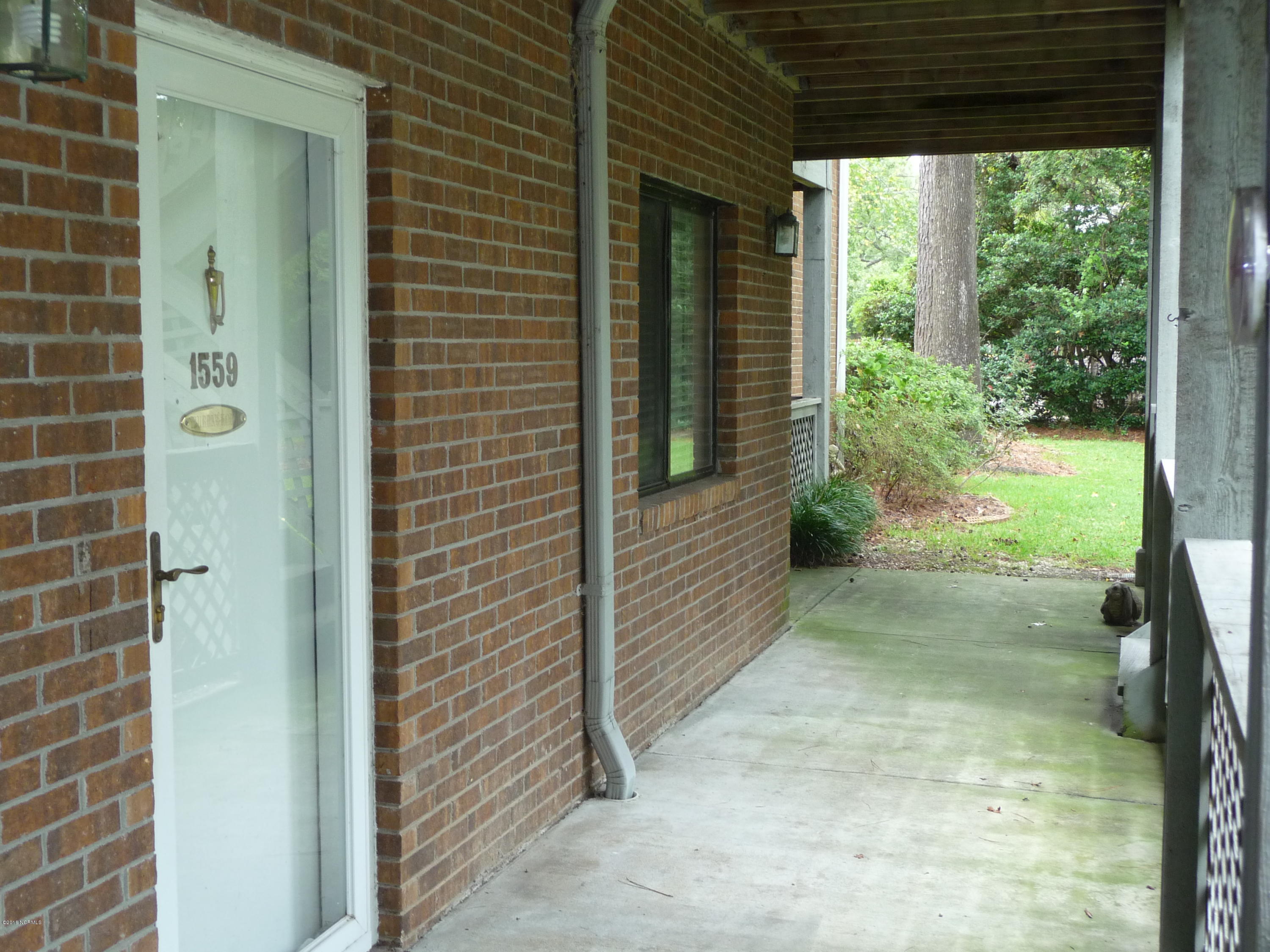 1559 Hawthorne Road Wilmington, NC 28403 - Photo 2 of 22 P1040808