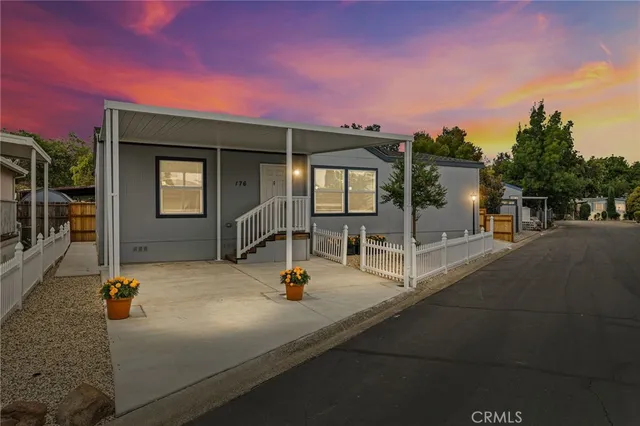 a view of a house with backyard