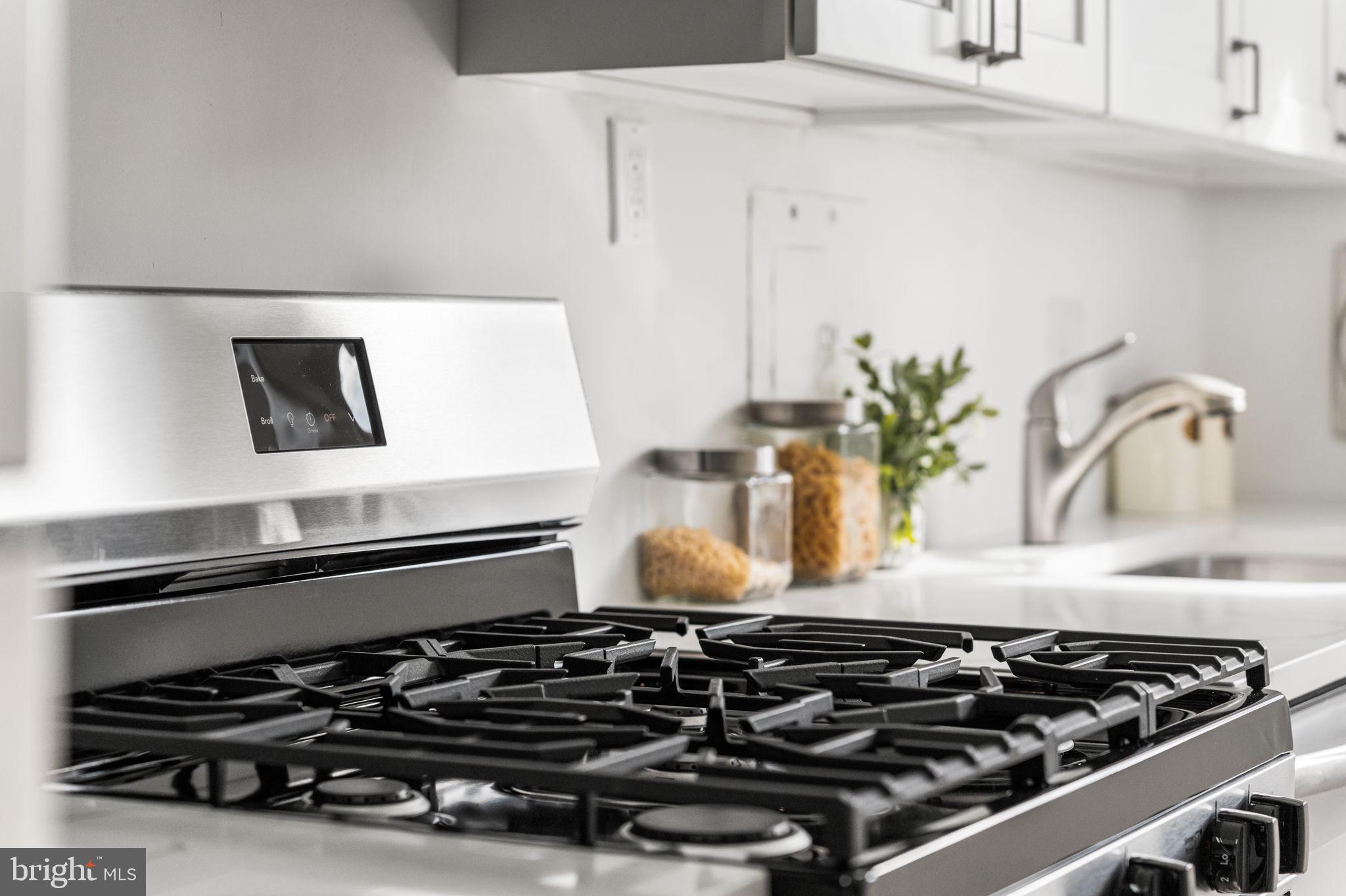 4000 Tunlaw Road Northwest, Unit 811 Washington, DC 20007 - Photo 5 of 33 Gas stove range