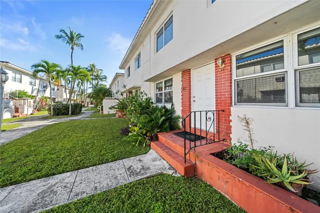 $1,900 | 1203 Marseille Drive, Unit 21, Miami Beach, FL 33141