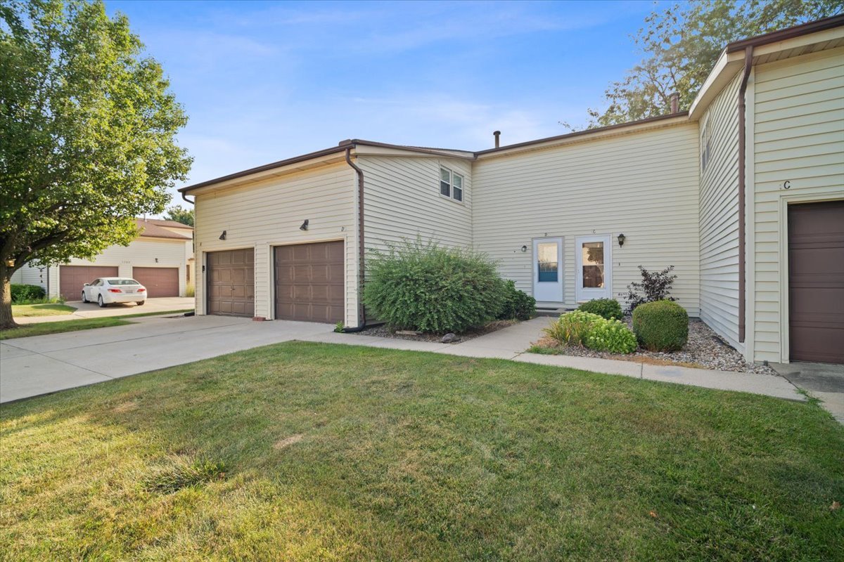 a view of a house with backyard and garden