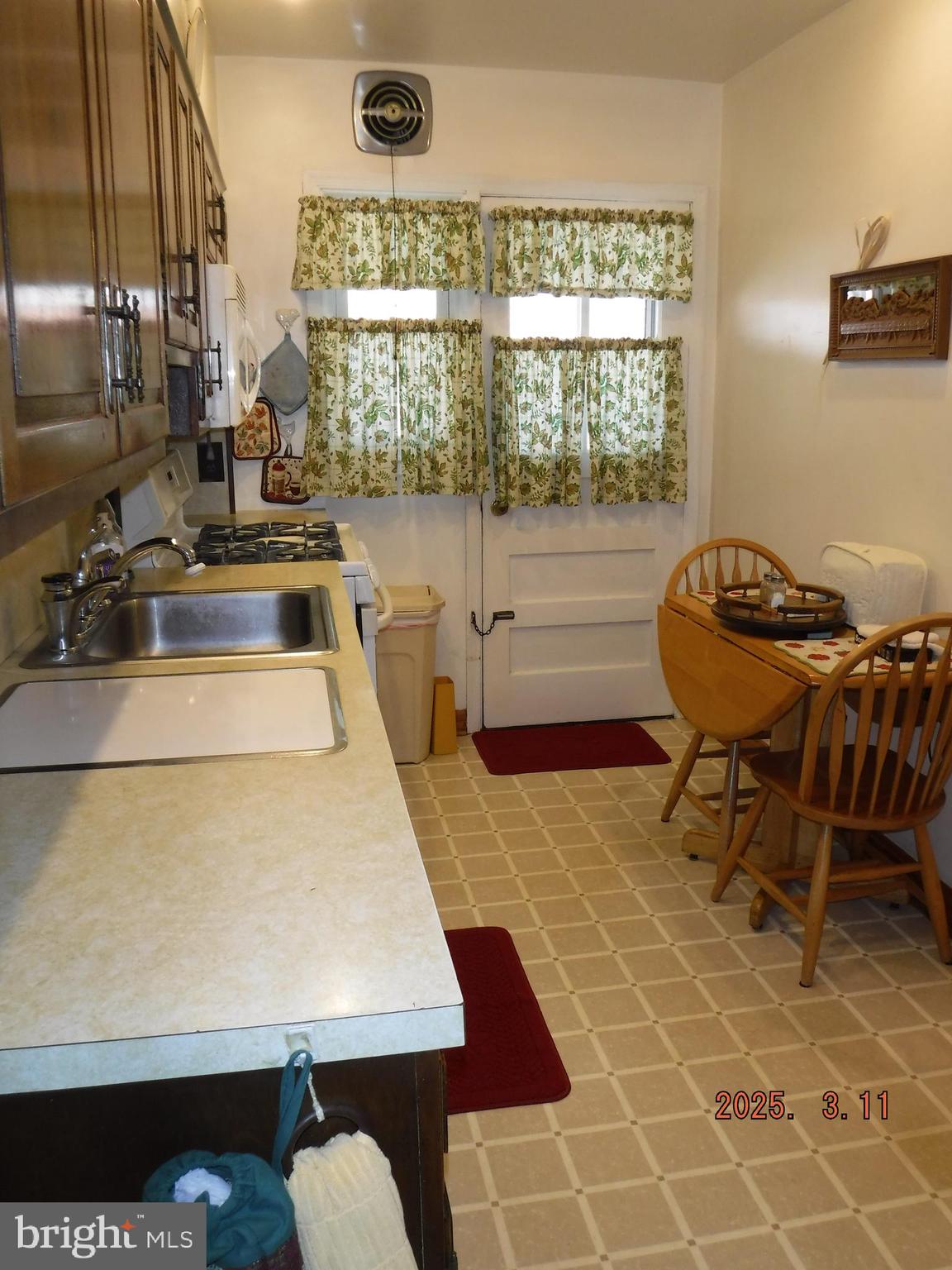 2015 Wareham Road Baltimore, MD 21222 - Photo 6 of 54 a room with musical instruments