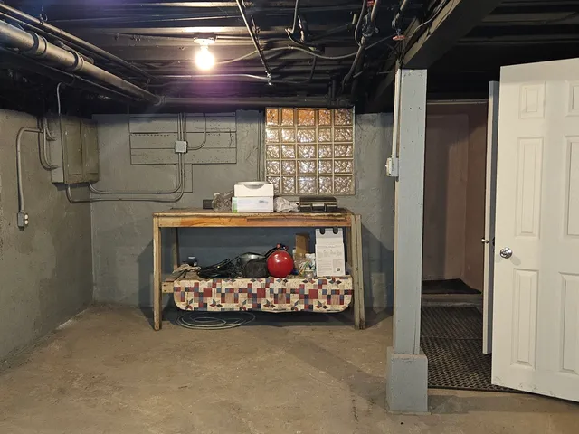 a room with an empty room