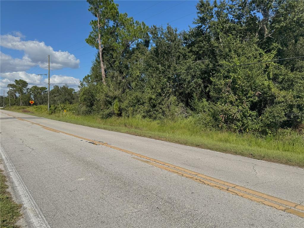a view of a yard and basketball court