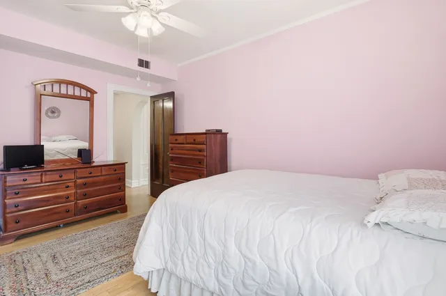 $319,000 | 1533 West Thorndale Avenue, Unit 3W, Chicago, IL 60660