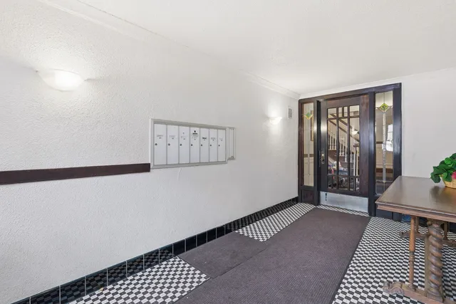 $319,000 | 1533 West Thorndale Avenue, Unit 3W, Chicago, IL 60660