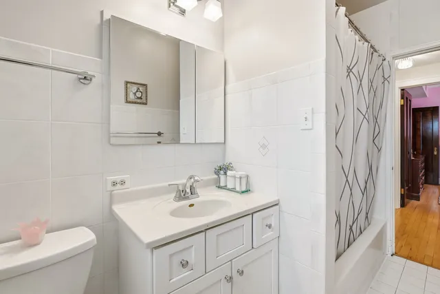 $319,000 | 1533 West Thorndale Avenue, Unit 3W, Chicago, IL 60660