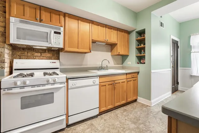 $319,000 | 1533 West Thorndale Avenue, Unit 3W, Chicago, IL 60660