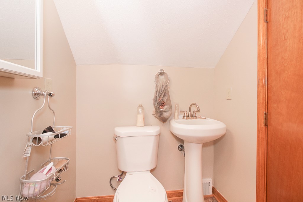 4217 Stilmore Road Cleveland, OH 44121 - Photo 18 of 29