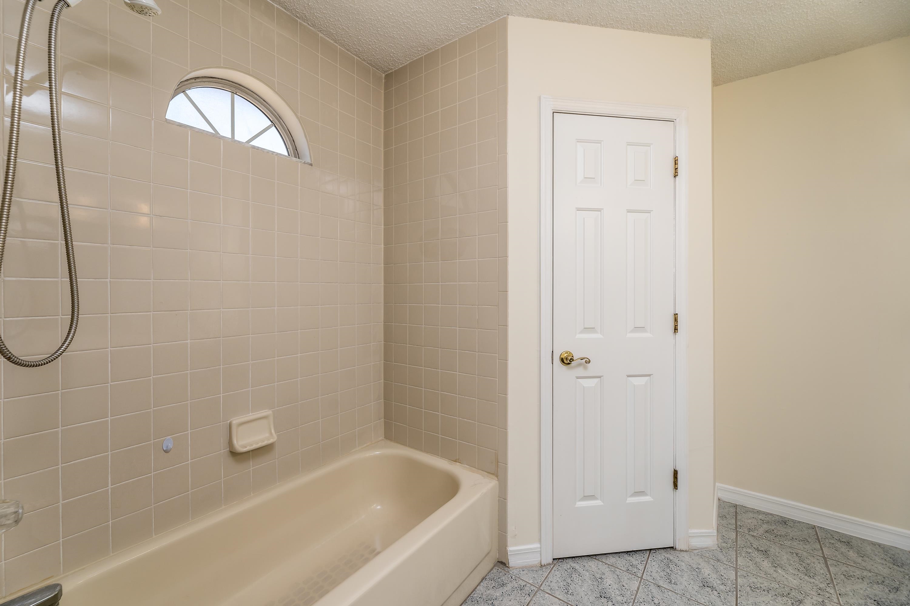 112 Gentian Road St. Augustine, FL 32086 - Photo 32 of 33 a bathroom with a bathtub