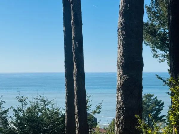 $399,000 | 765 Upper Pacific Drive, Shelter Cove, CA 95589