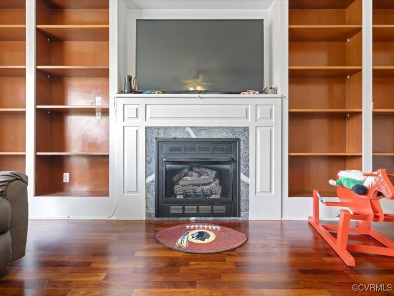 225 Lighthouse Pointe Hopewell, VA 23860 - Photo 19 of 32 a living room with furniture and a fireplace