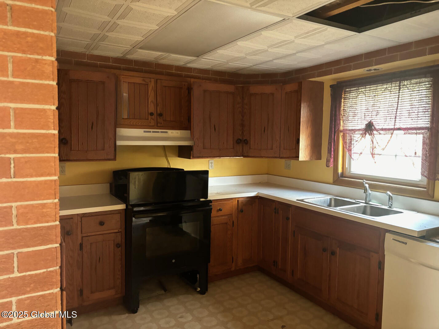 39 Champlain Street Rouses Point, NY 12979 - Photo 7 of 10 39 Chmaplain St Kitchen
