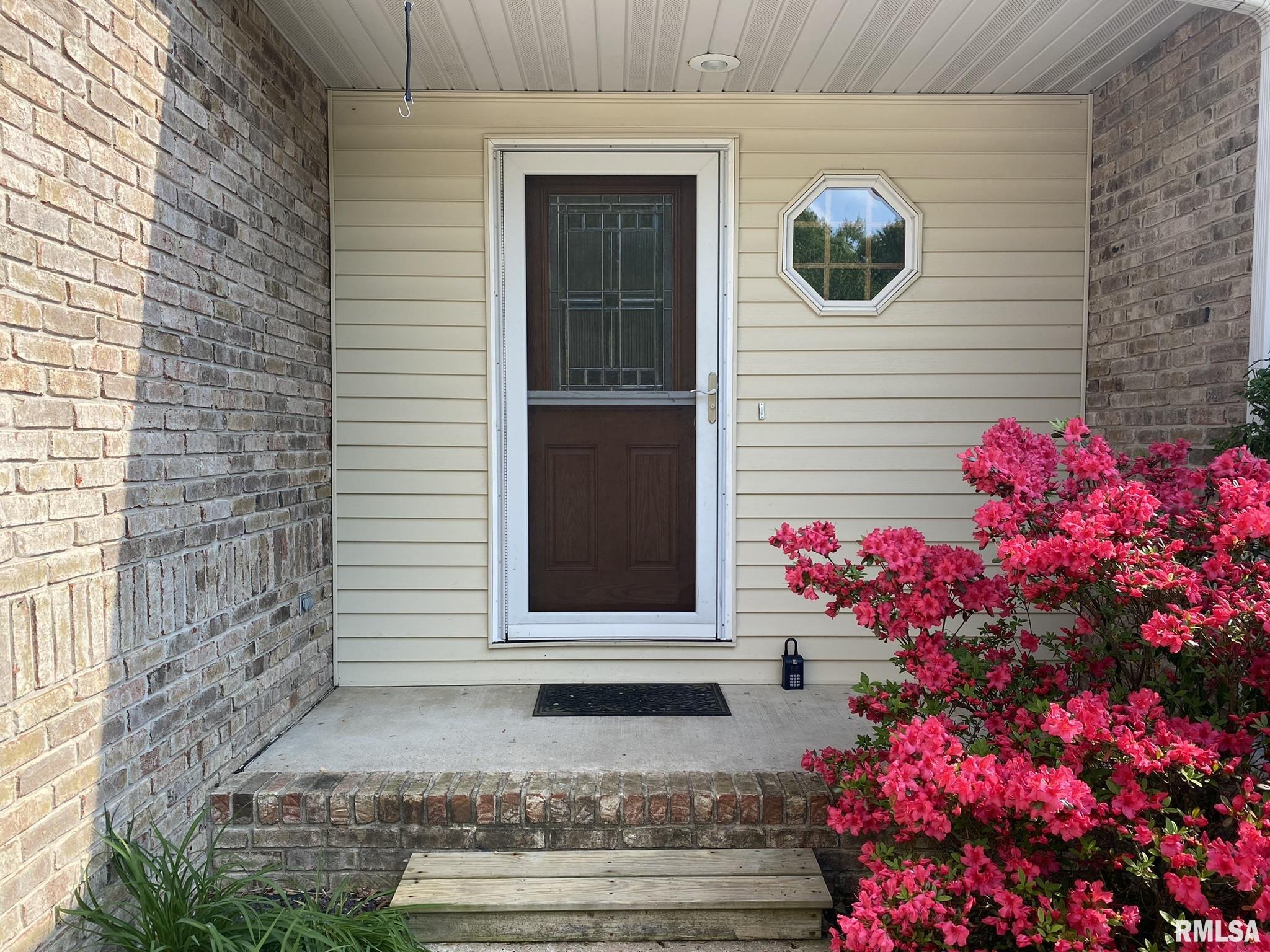 2524 Chapel Hill Road Springfield, IL 62702 - Photo 3 of 28
