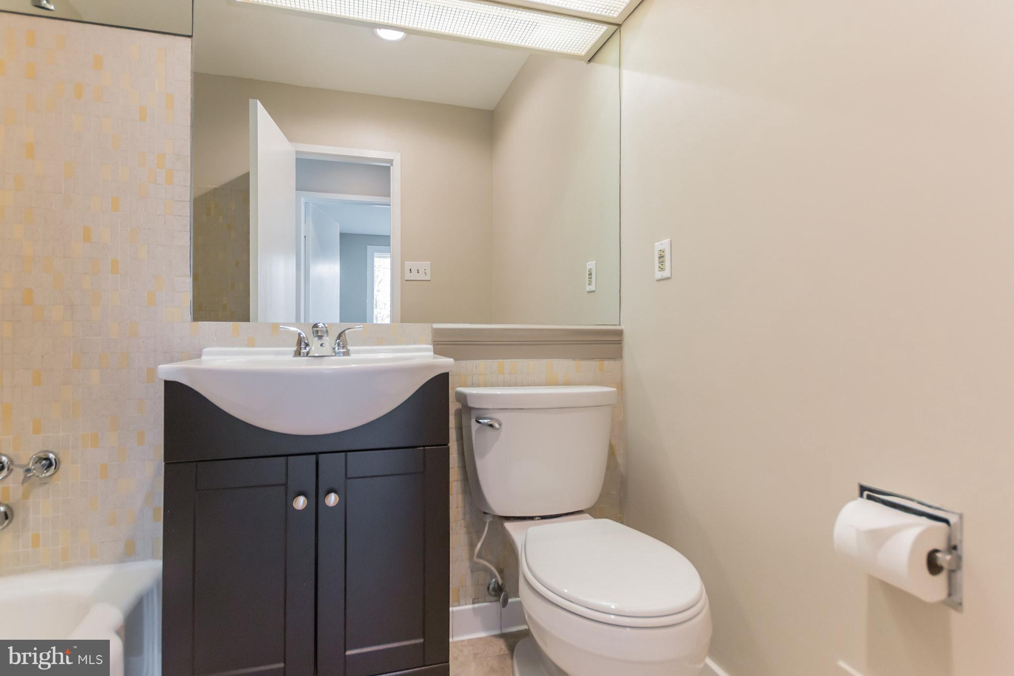 1100 La Grande Road Silver Spring, MD 20903 - Photo 17 of 30 Full bathroom upper level, off hallway