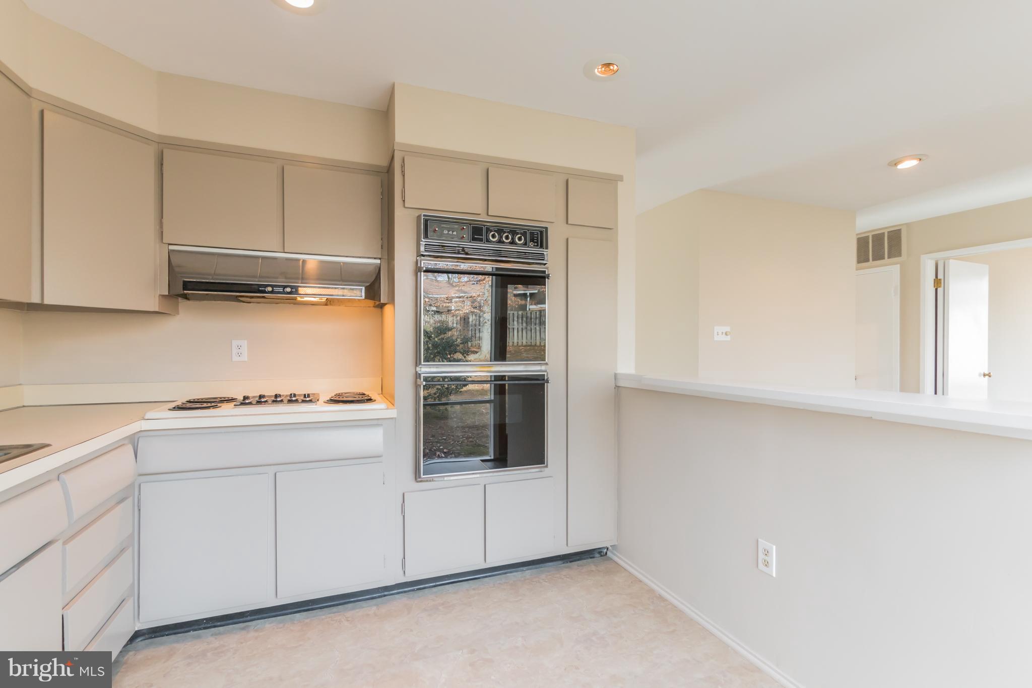 1100 La Grande Road Silver Spring, MD 20903 - Photo 7 of 30 Kitchen - upper level, open to dining room