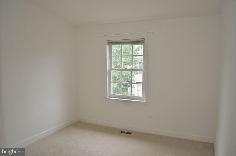 3946 Valley Ridge Drive Fairfax, VA 22033 - Photo 21 of 27 Spacious 3rd Bedroom w/Vaulted Ceiling!