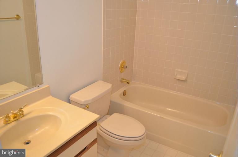 3946 Valley Ridge Drive Fairfax, VA 22033 - Photo 5 of 27 Guest Bath...