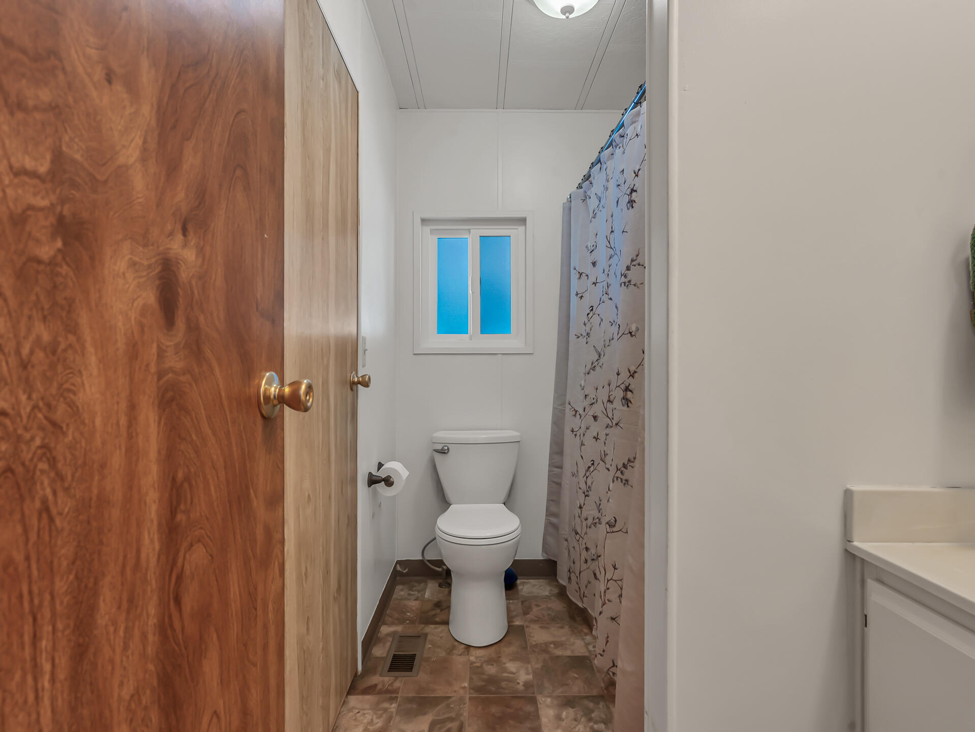 19964 Riverside Avenue, Unit 103 Anderson, CA 96007 - Photo 29 of 39 Guest Bath