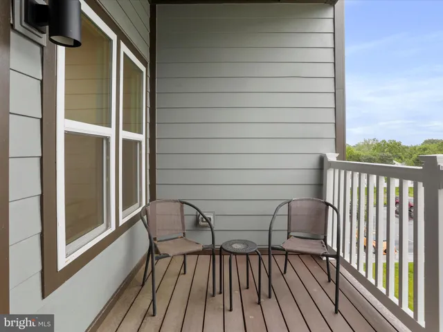 a view of a yard in front of the house