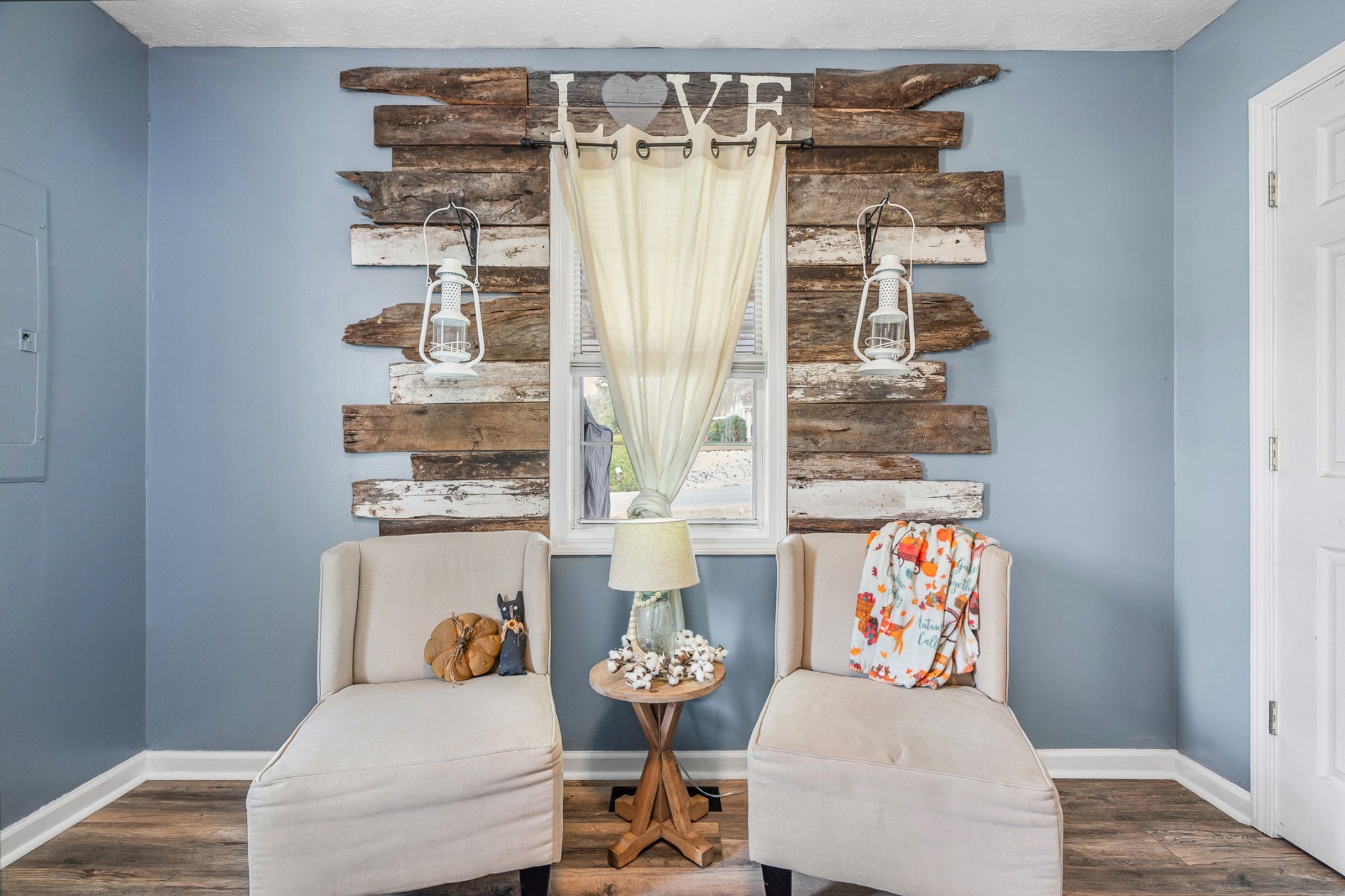 425 South Young Street Sparta, TN 38583 - Photo 13 of 34 a living room with furniture and decor