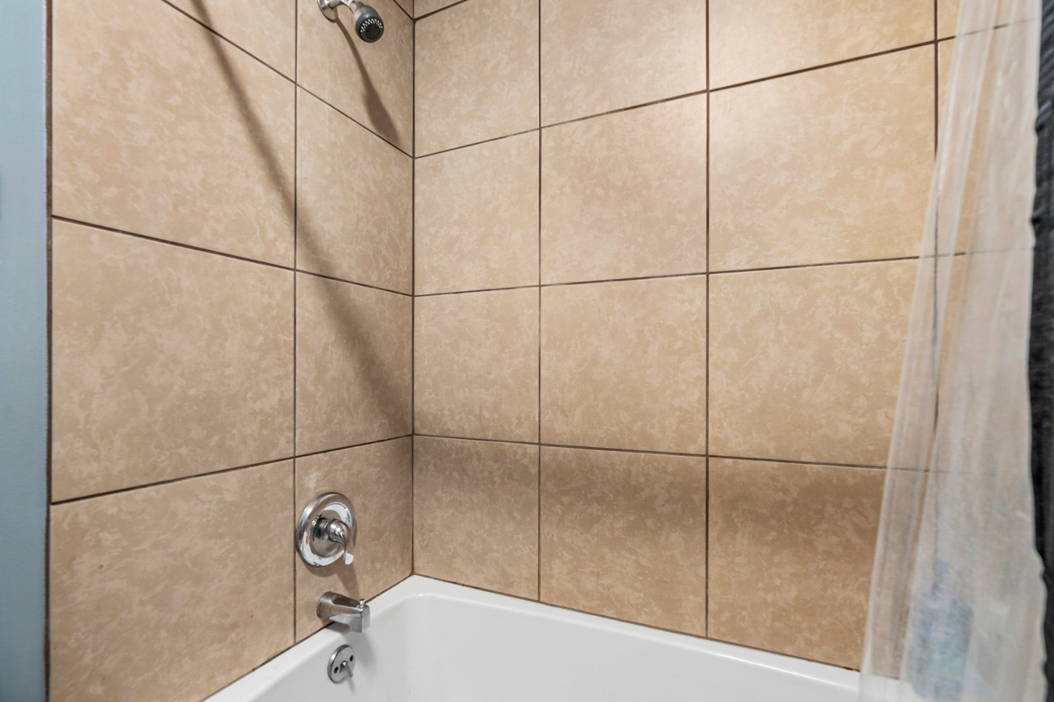 425 South Young Street Sparta, TN 38583 - Photo 21 of 34 a bathroom with a bathtub