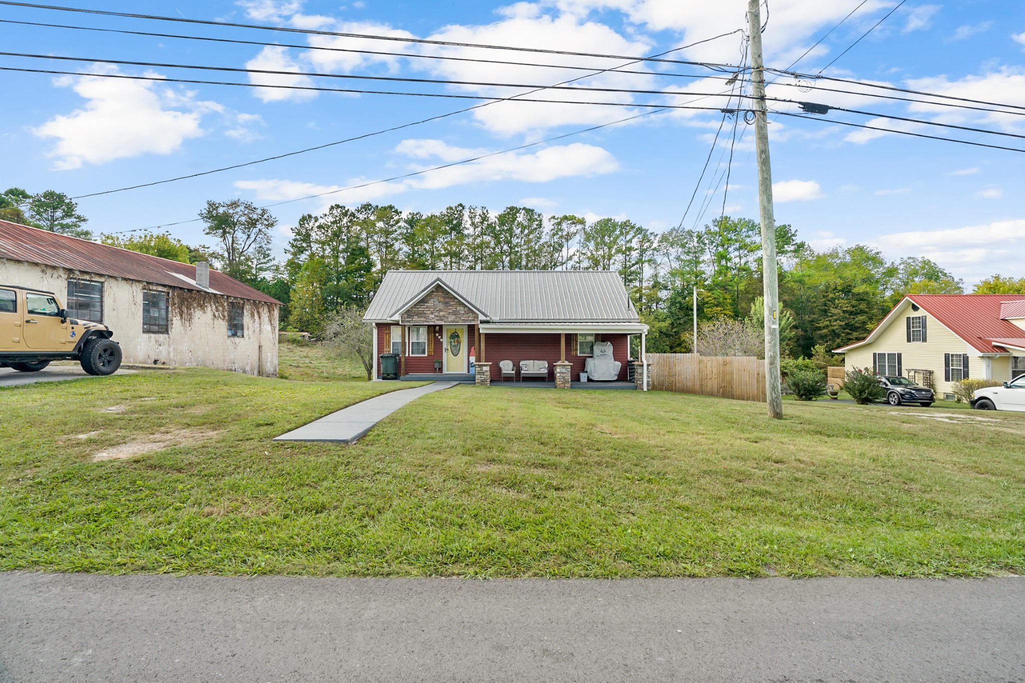 425 South Young Street Sparta, TN 38583 - Photo 28 of 34 a front view of a house with garden