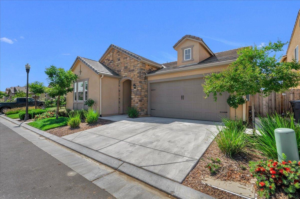 3012 Swift Lane Clovis, CA 93619 - Photo 30 of 40 a front view of a house with garden