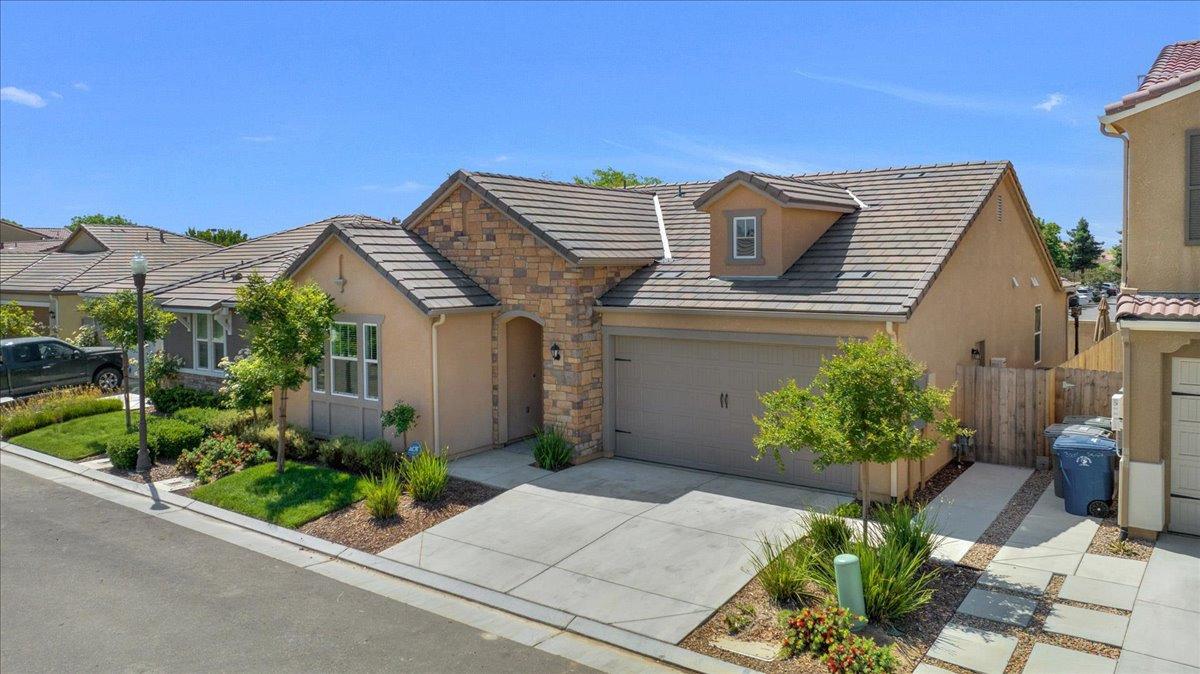 3012 Swift Lane Clovis, CA 93619 - Photo 3 of 40 a front view of a house with a garden
