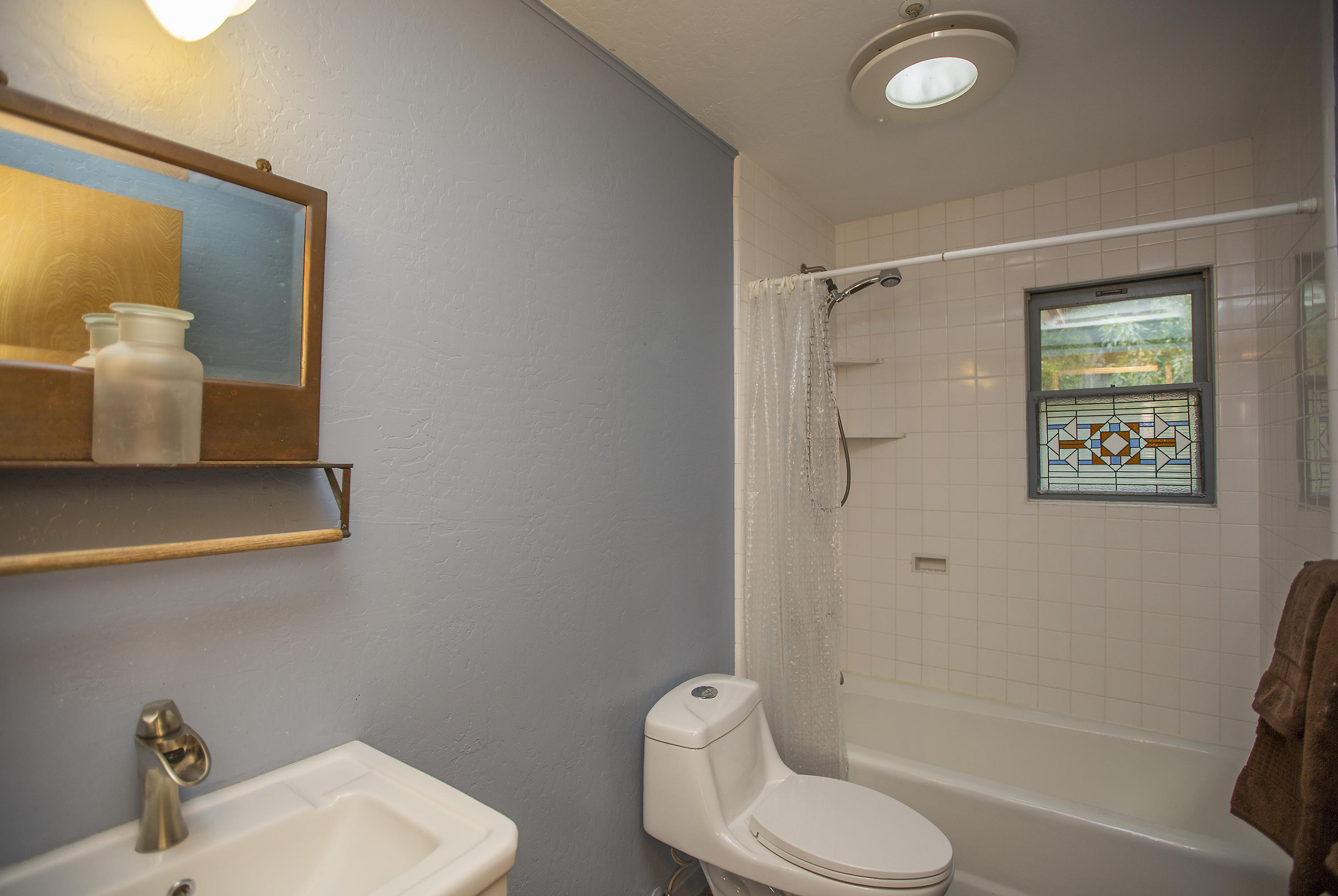 23 North San Marcos Road Santa Barbara, CA 93111 - Photo 17 of 20 Upstairs Bath