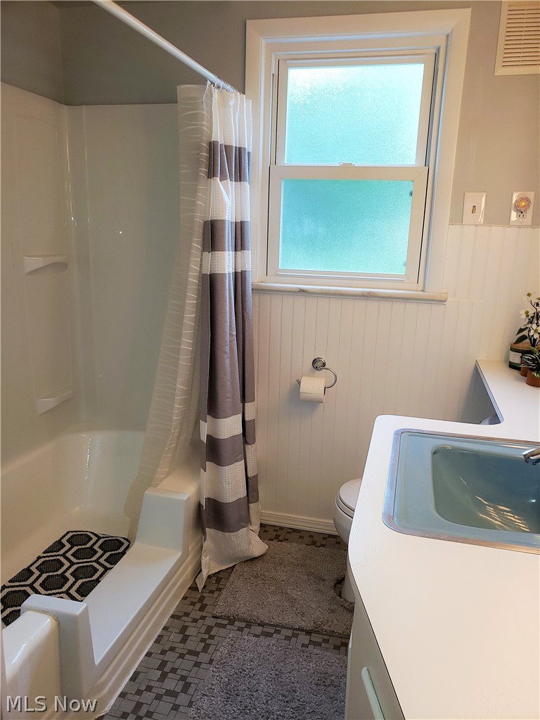 4545 Ammon Road Cleveland, OH 44143 - Photo 13 of 27 Step-in tub...
