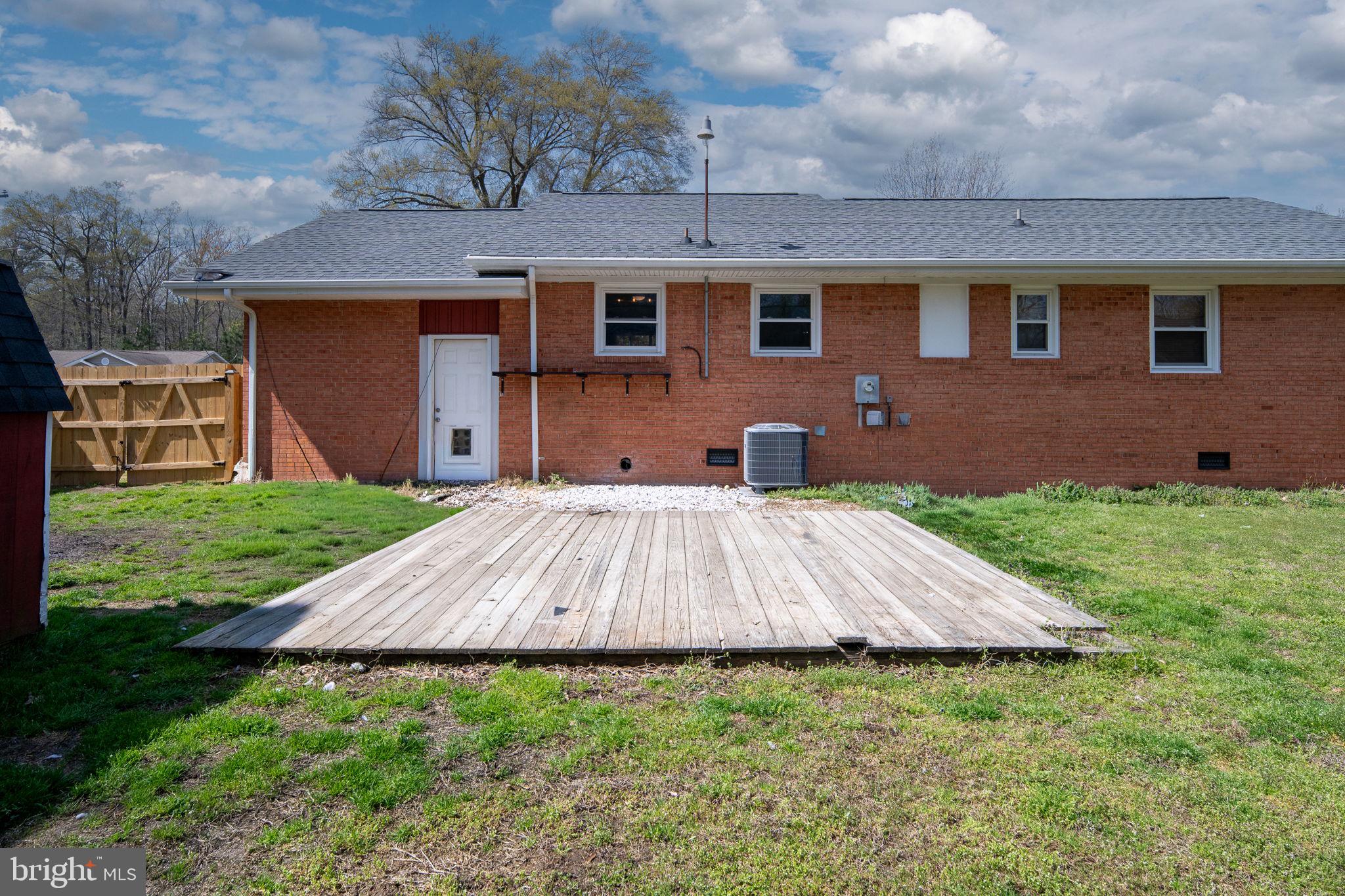 160 12th Street Colonial Beach, VA 22443 - Photo 35 of 60 a view of outdoor space yard and front view of a house