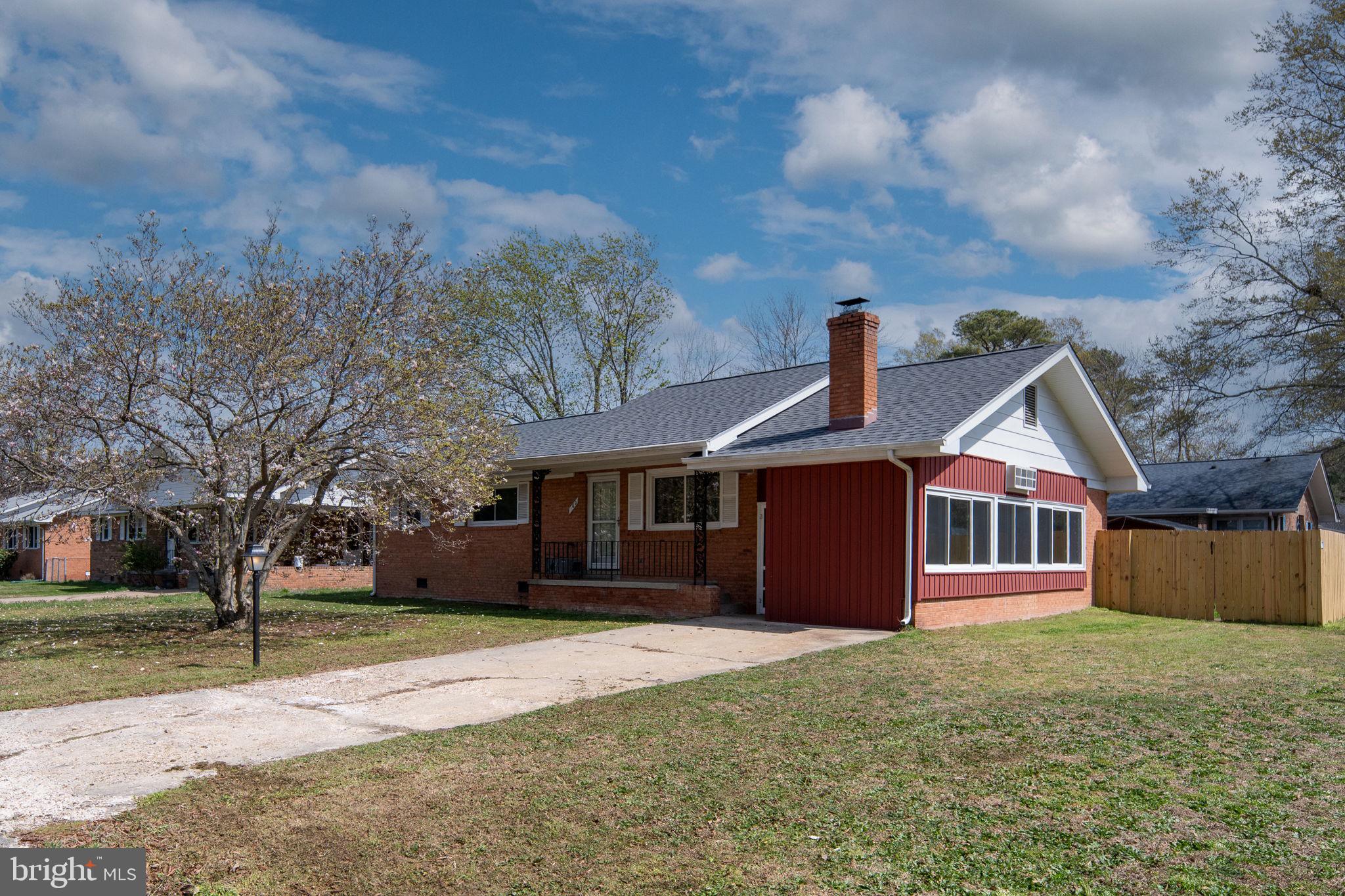 160 12th Street Colonial Beach, VA 22443 - Photo 4 of 60 a front view of a house with a garden