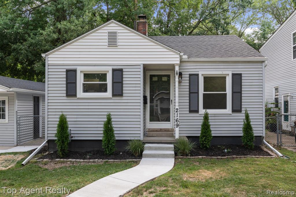 2169 Roslyn Road Grosse Pointe Woods, MI 48236 - Photo 1 of 43