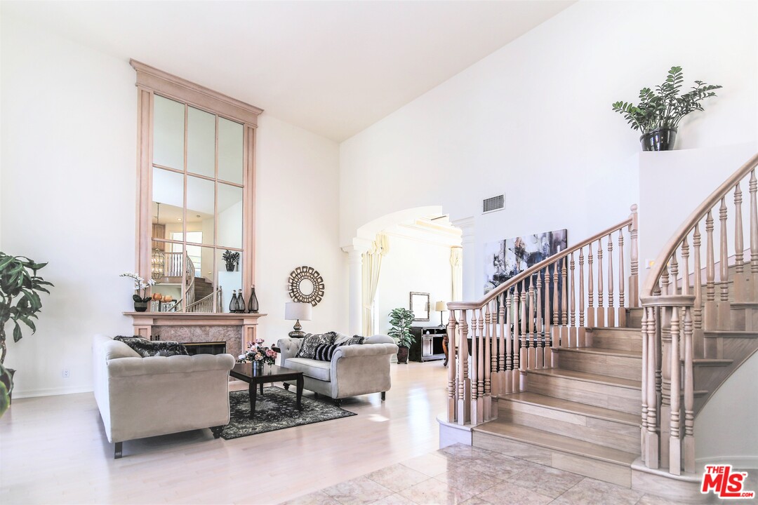19648 Falcon Ridge Way Northridge, CA 91326 - Photo 12 of 44 Gallery Image 12