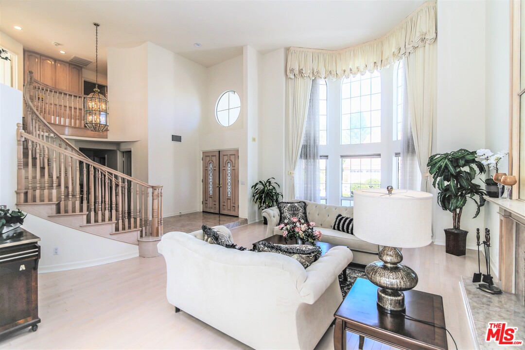 19648 Falcon Ridge Way Northridge, CA 91326 - Photo 14 of 44 Gallery Image 14