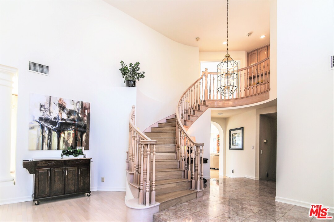 19648 Falcon Ridge Way Northridge, CA 91326 - Photo 15 of 44 Gallery Image 15