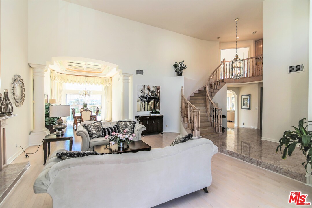 19648 Falcon Ridge Way Northridge, CA 91326 - Photo 16 of 44 Gallery Image 16