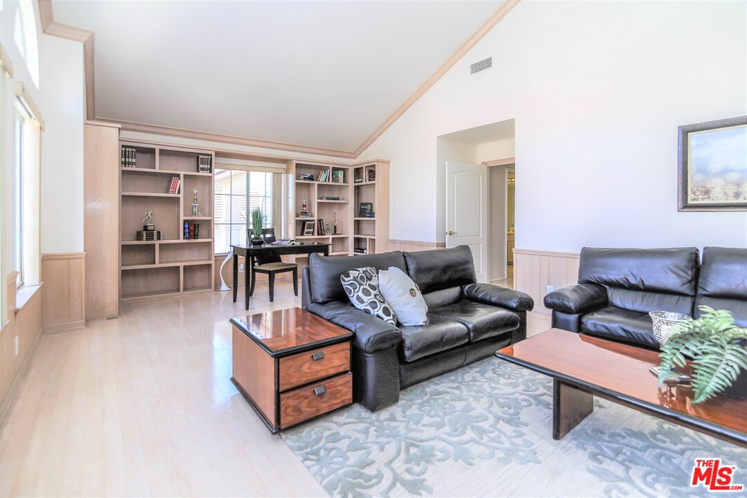 19648 Falcon Ridge Way Northridge, CA 91326 - Photo 22 of 44 Gallery Image 22