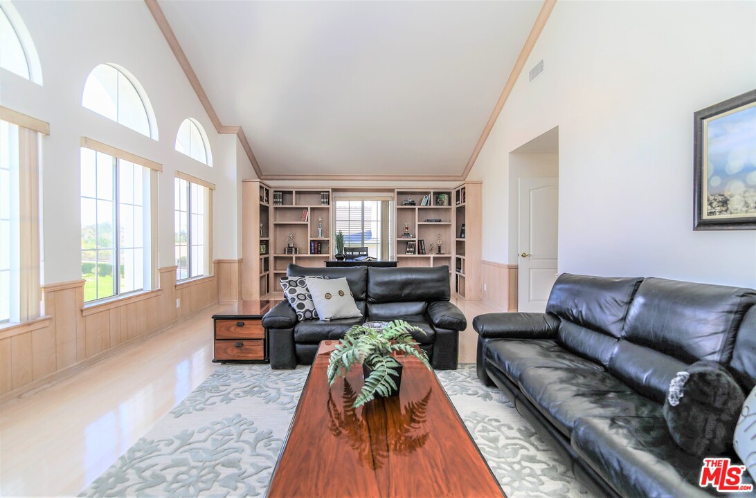 19648 Falcon Ridge Way Northridge, CA 91326 - Photo 23 of 44 Gallery Image 23